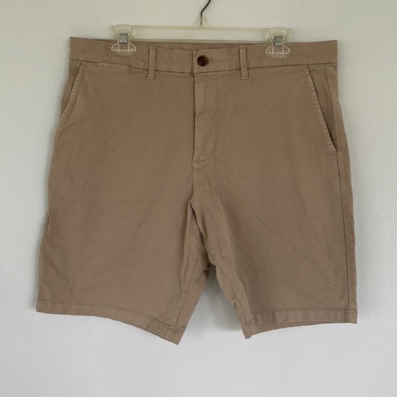 GAP Khakis 10” men’s tan cotton chino shorts size 33 - Picture 2 of 8